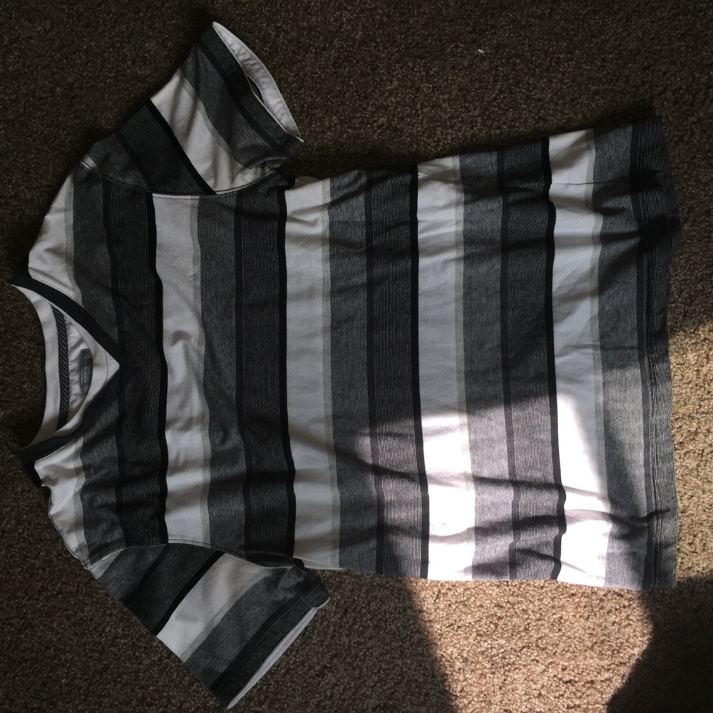 Medium Double-stitched V-neck